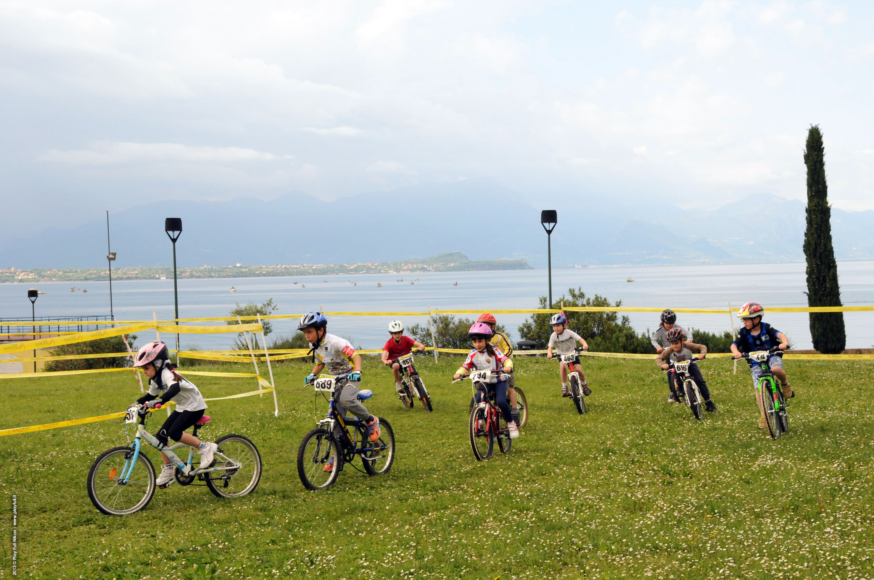 I piccoli ciclisti si sfidano sul lago